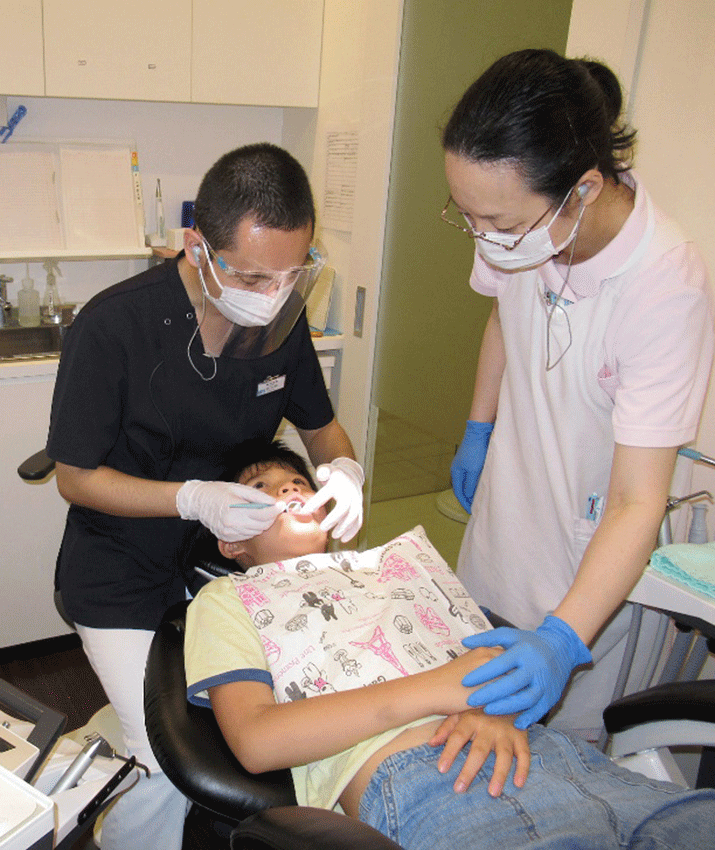 小児歯科医による治療